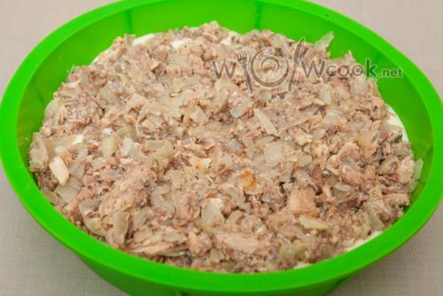 Заливной пирог на кефире с рыбной консервой