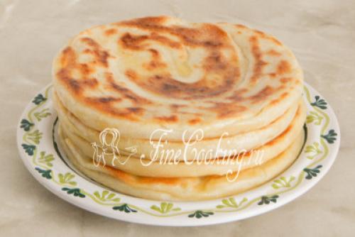 Как приготовить слоеные узбекские лепешки на сковороде.