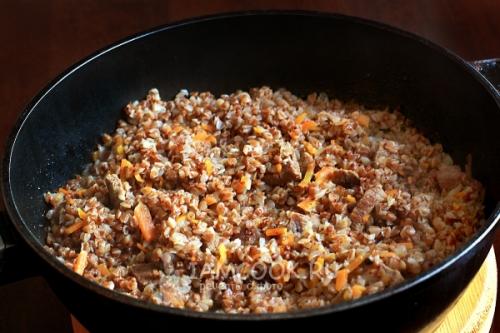 Гречка с мясом на сковороде