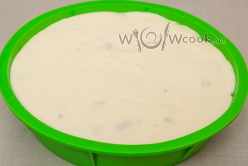 Заливной пирог на кефире с рыбной консервой