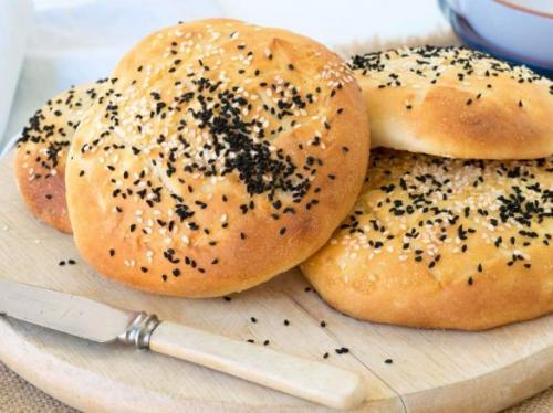 Турецкие булочки с кунжутом: сладкие и соленые
