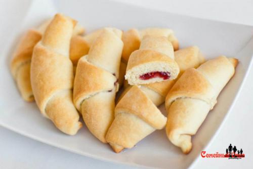 Рогалики рецепт с разрыхлителем. Слоёные рогалики с повидлом.