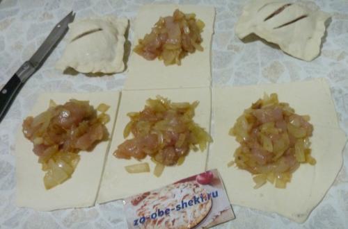 Слойки с курицей и сыром из слоеного теста. Способ приготовления