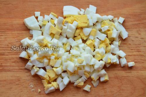 Салат сытый гость с говядиной. Салат "Сытый гость" с курицей и грецкими орехами