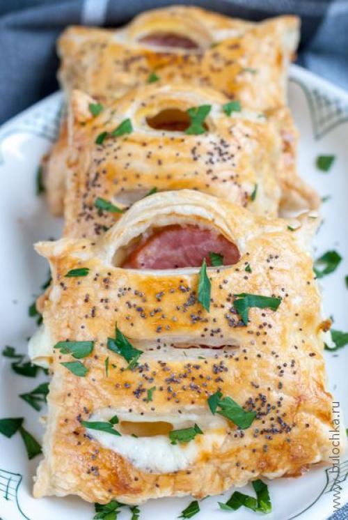 Слойки с ветчиной и сыром из слоёного теста. 