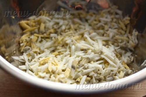 Еврейская закуска из сыра с чесноком в лаваше. Ингредиенты: