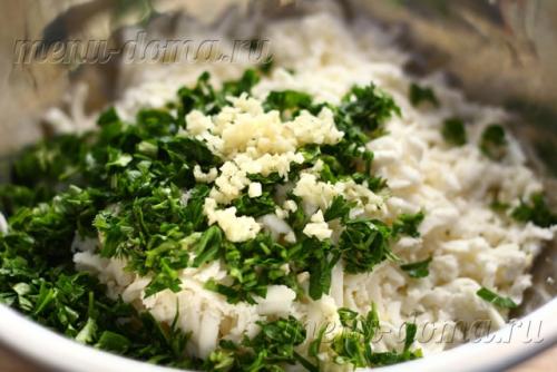 Еврейская закуска из сыра с чесноком в лаваше. Ингредиенты: