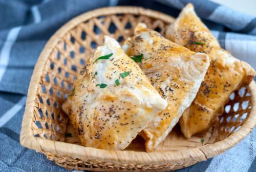 Слойки с ветчиной и сыром из слоёного теста. 