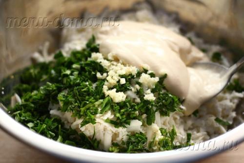 Еврейская закуска из сыра с чесноком в лаваше. Ингредиенты: