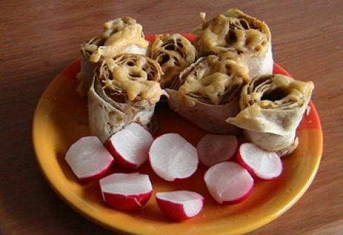 Рулет из лаваша с еврейской закуской. 