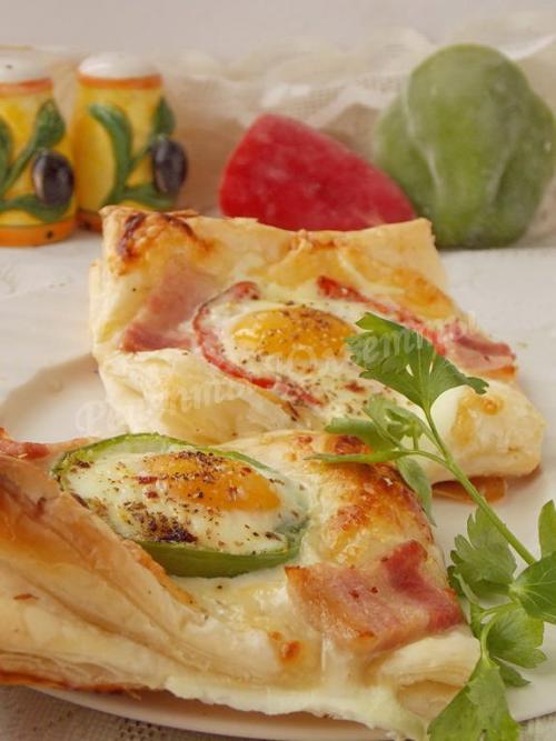 Слойки с яйцом ветчиной и сыром. Ингредиенты: