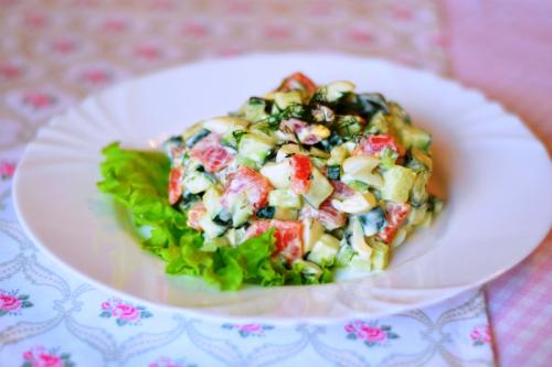 Простой рецепт салата с семгой и перепелиными яйцами