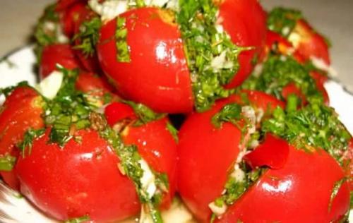 Маринованные помидоры с чесноком и зеленью на зиму. Маринованные помидоры с чесноком быстрого приготовления на зиму