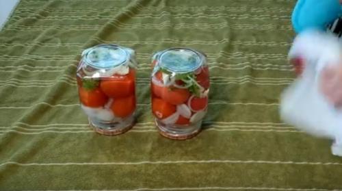 Маринованные помидоры с чесноком