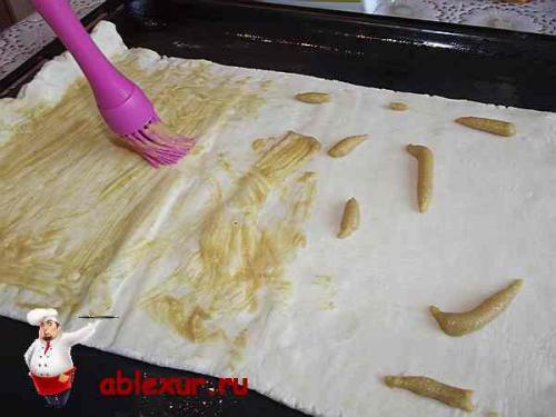 Рулет из слоеного теста с ветчиной и сыром. 