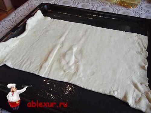 Рулет из слоеного теста с ветчиной и сыром. 