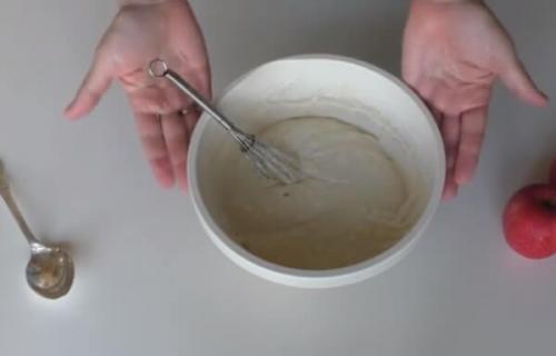 Оладьи на кефире с тертыми яблоками. Оладьи с яблоками на кефире – лучший рецепт