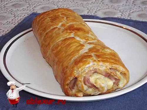 Рулет из слоеного теста с ветчиной и сыром. 