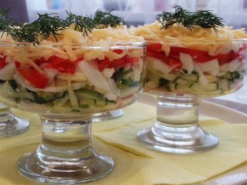 Салат с ветчиной и яйцами. Салат-коктейль со свежими огурцами и яйцом на скорую руку