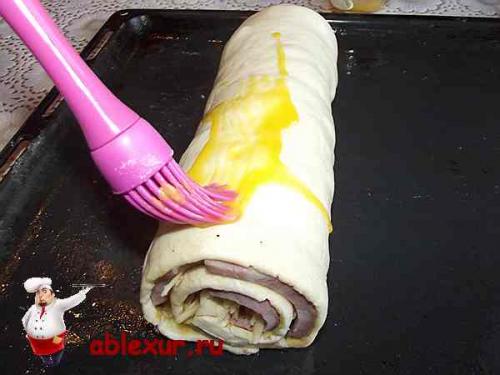 Рулет из слоеного теста с ветчиной и сыром. 