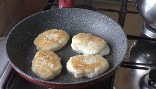 Оладьи на кефире с тертыми яблоками. Оладьи с яблоками на кефире – лучший рецепт