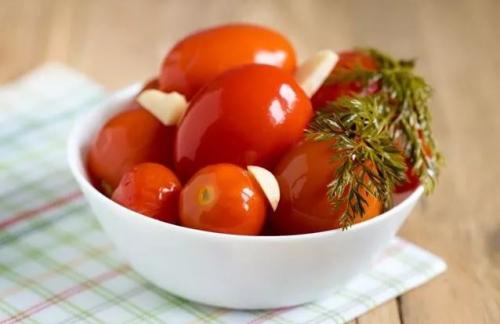 Маринованные помидоры с чесноком