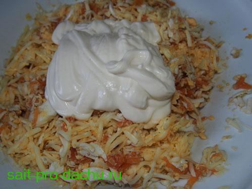 Салат с вареной морковью и яйцом. Салат с вареной морковкой, сыром и яйцами