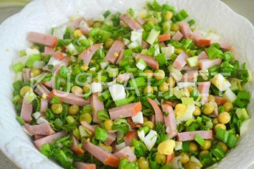 Салат с ветчиной, горошком и зеленым луком. Пошаговый рецепт с фото