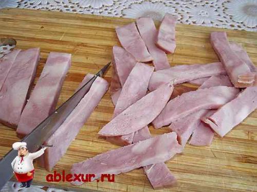 Рулет из слоеного теста с ветчиной и сыром. 