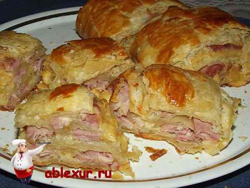 Рулет из слоеного теста с ветчиной и сыром. 