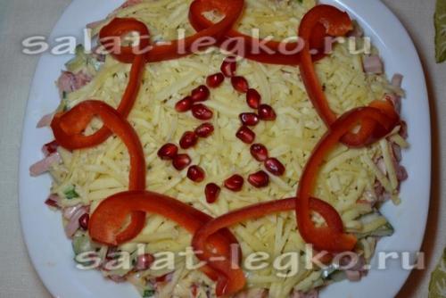 Салат «Пикантный» с ветчиной и сыром к новогоднему столу