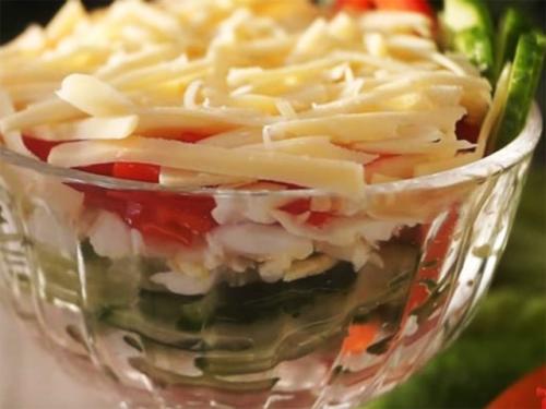 Салат с ветчиной и яйцами. Салат-коктейль со свежими огурцами и яйцом на скорую руку