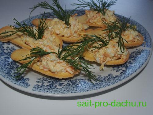 Салат с вареной морковью и яйцом. Салат с вареной морковкой, сыром и яйцами