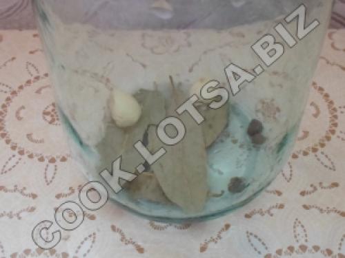 Помидоры маринованные с петрушкой и чесноком. Способ приготовления: