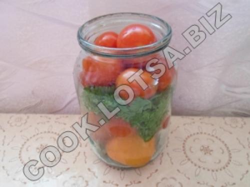 Помидоры маринованные с петрушкой и чесноком. Способ приготовления: