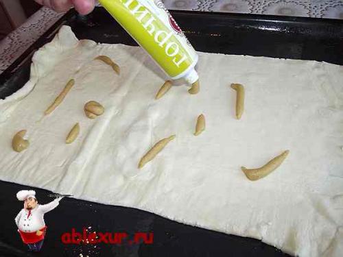 Рулет из слоеного теста с ветчиной и сыром. 