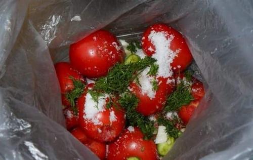 Маринованные помидоры с чесноком и зеленью на зиму. Маринованные помидоры с чесноком быстрого приготовления на зиму