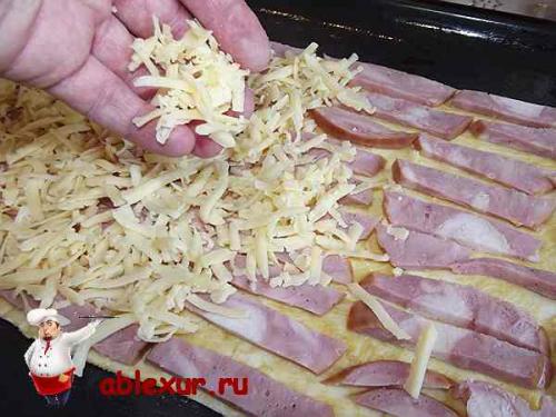 Рулет из слоеного теста с ветчиной и сыром. 