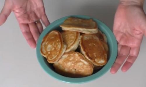 Оладьи на кефире с тертыми яблоками. Оладьи с яблоками на кефире – лучший рецепт