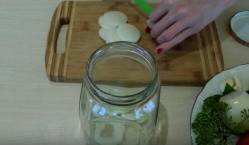 Маринованные помидоры с чесноком