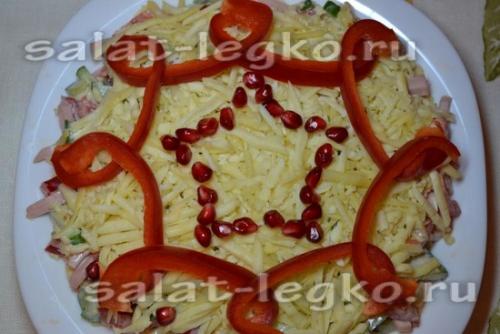 Салат «Пикантный» с ветчиной и сыром к новогоднему столу