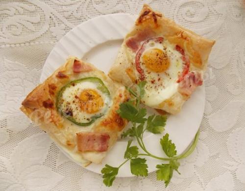 Слойка с ветчиной и сыром и яйцом из слоеного теста. Ингредиенты: