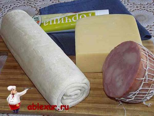 Рулет из слоеного теста с ветчиной и сыром. 