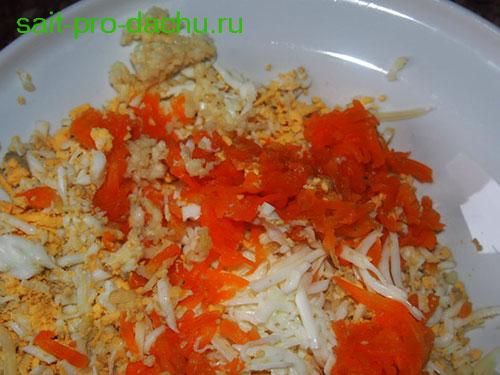 Салат с вареной морковью и яйцом. Салат с вареной морковкой, сыром и яйцами
