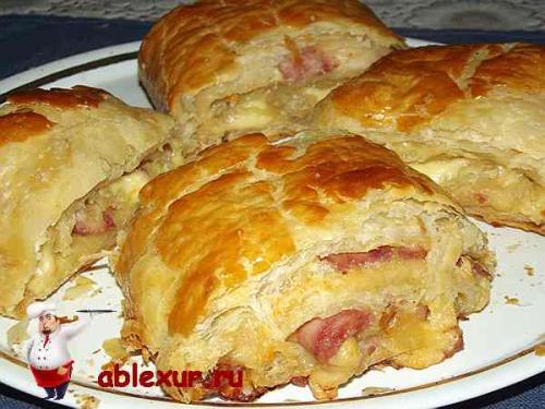Рулет из слоеного теста с ветчиной и сыром. 