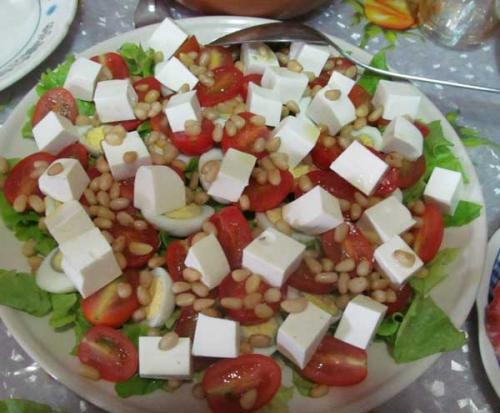 Салат с перепелиными яйцами и сыром фета. 