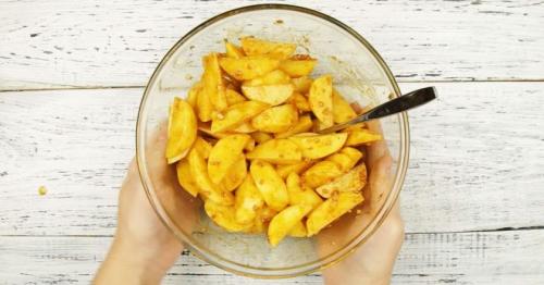 Картофель в чесночном соусе в рукаве. 