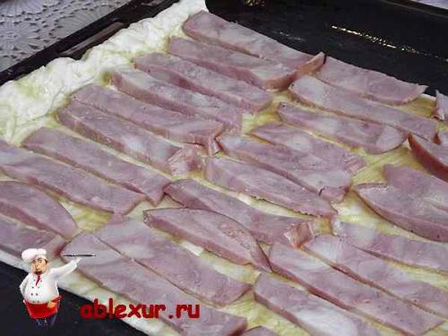 Рулет из слоеного теста с ветчиной и сыром. 