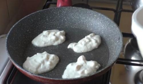 Оладьи на кефире с тертыми яблоками. Оладьи с яблоками на кефире – лучший рецепт