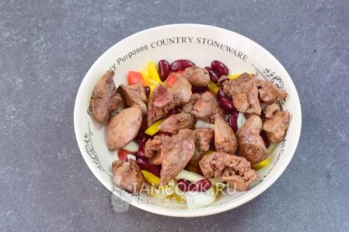 Салат из куриной печени и фасоли. Салат с куриной печенью и фасолью